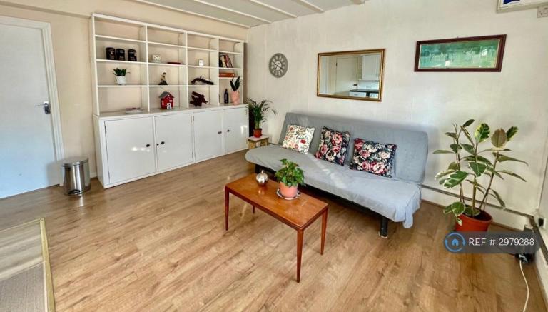 1 bedroom flat in Arthur Road, London, SW19 (1 bed) (#2979288)