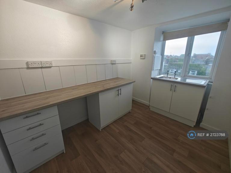 2 bedroom flat in East Street, Weymouth, DT4 (2 bed) (#2723788)