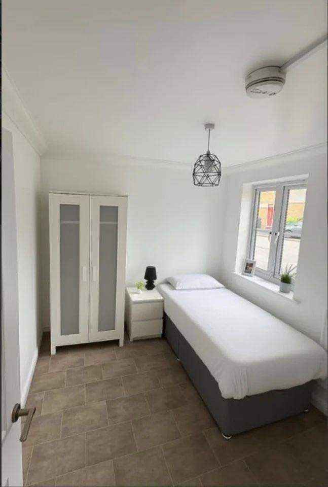 En-suite single room including bills Postcode LU4 9GN