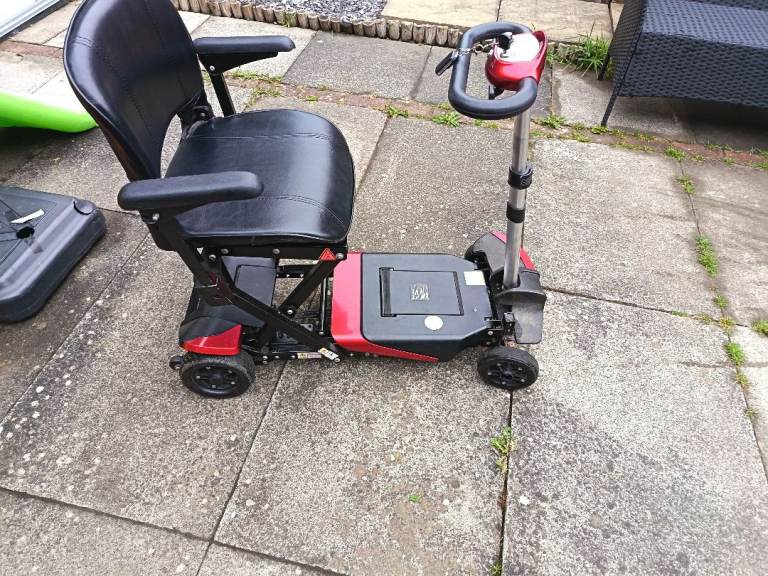 Manual fold mobility scooter