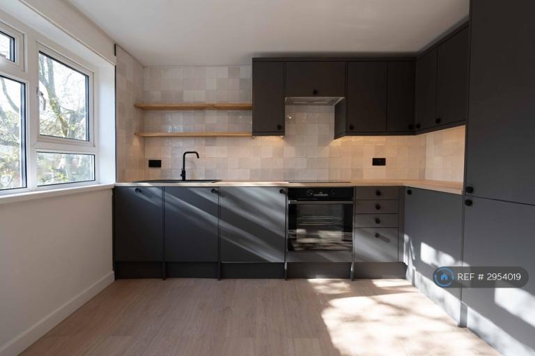 2 bedroom flat in William Booth House, Portsmouth, PO1 (2 bed) (#2954019)