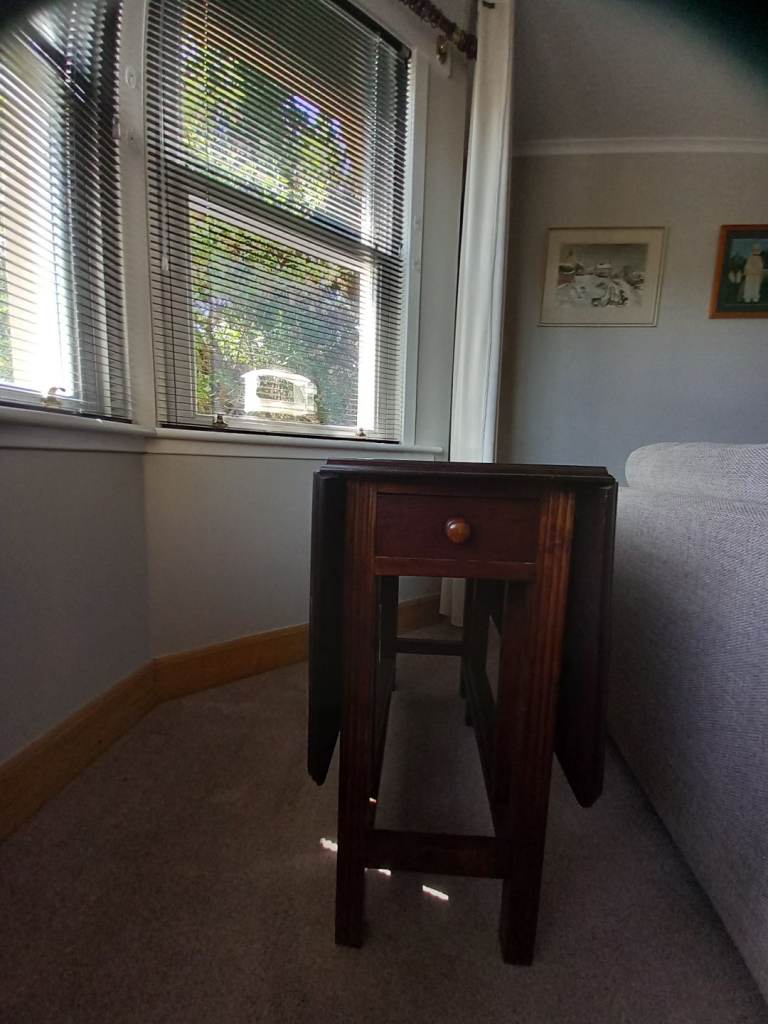 Drop leaf table