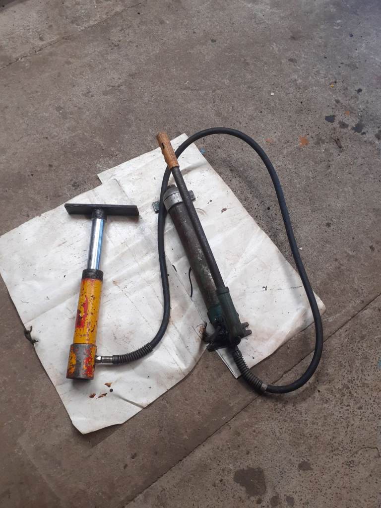 HAND HYDRAULIC PUMP AND RAM