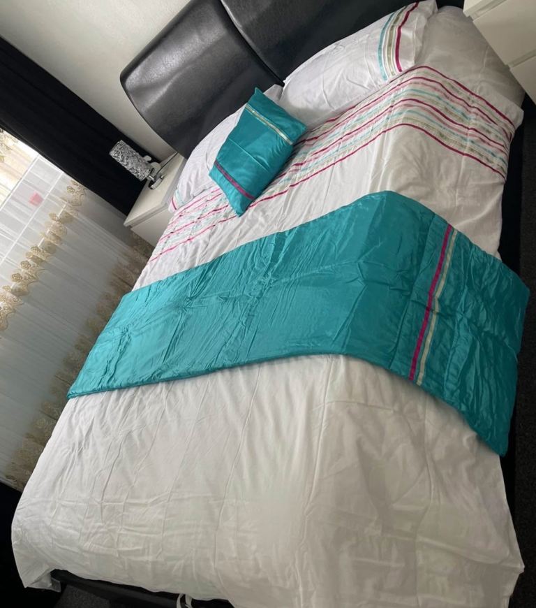 Duvet cover with 2 Pillow Covers 