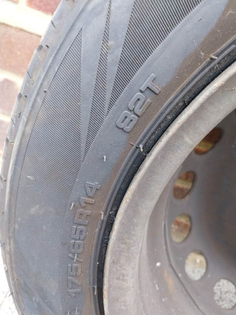 Car Wheel and Tyre - Ford KA (R14)