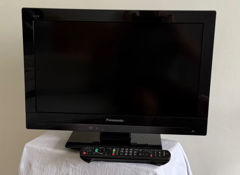 Panasonic TX-L19E3B LCD TV with Remote – Good Condition