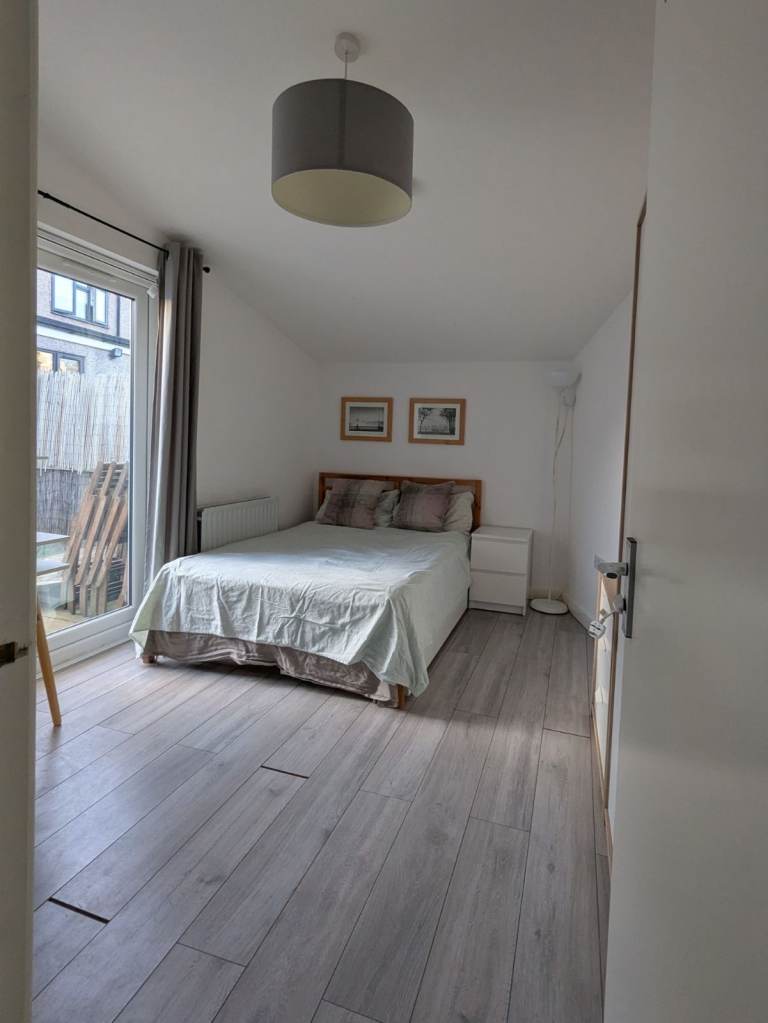 Ensuite Double Room in a Quiet Professional Shared House