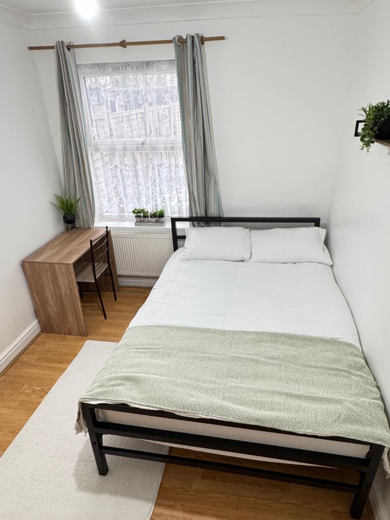  Room Close to high street market & station zone 3
