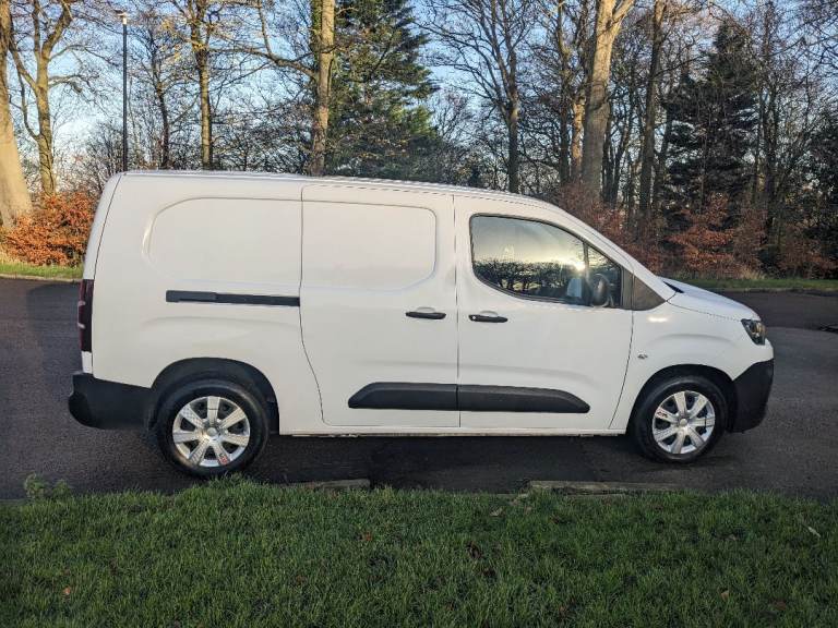 berlingo 5 seater crewvan,F/S/H, caged rear, very clean only £6995 no vat, px welcome