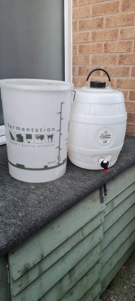 Beer barrel and fermentation bucket