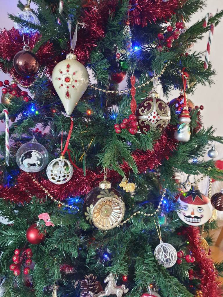 Premium artificial 7ft 6in (228cm) Vail Christmas Tree with Pine Cones & Berries - Boxed