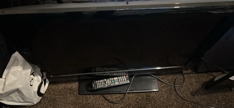 Samsung 32 inch lcd tv - 3 hdmi slots , Freeview , remote