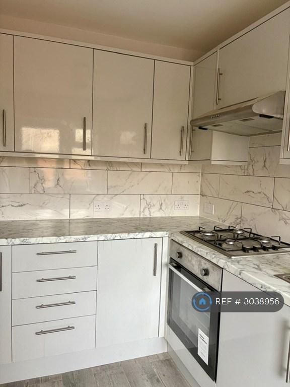 2 bedroom flat in Pembury Court, Harlington, Hayes, UB3 (2 bed) (#3038956)