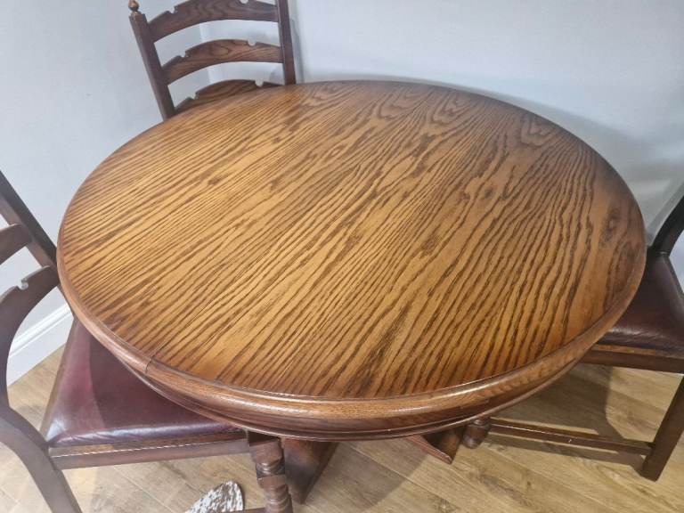 Dark wood lovely table and 4 chairs 
