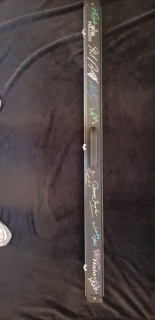 Legends 900 signed case 