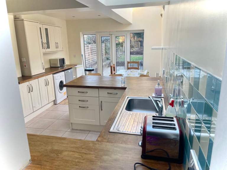 HOUNSLOW. ROOMS TO RENT in shared house