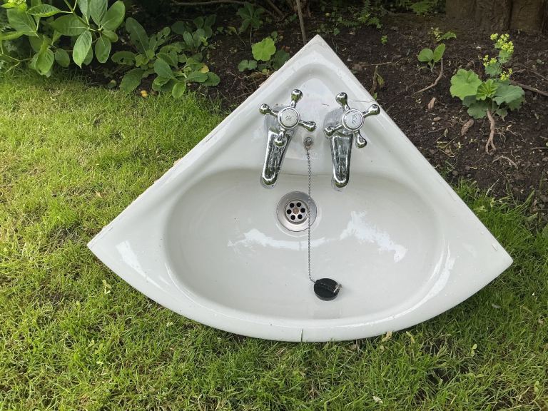 Corner cloakroom sink