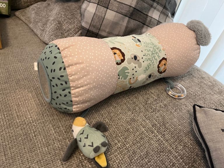 Baby tummy time roller