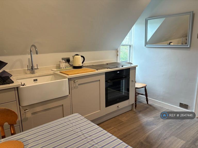 2 bedroom flat in Rose Hill, Dorking, RH4 (2 bed) (#2647441)