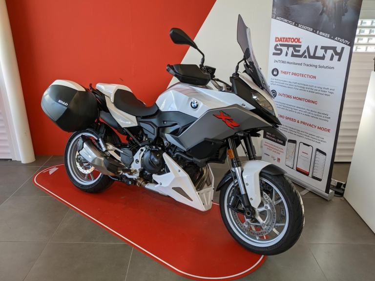 BMW F 900 XR WHITE TALL SCREEN PANNIERS Q/SHIFTER BELLY PAN H/GUARDS