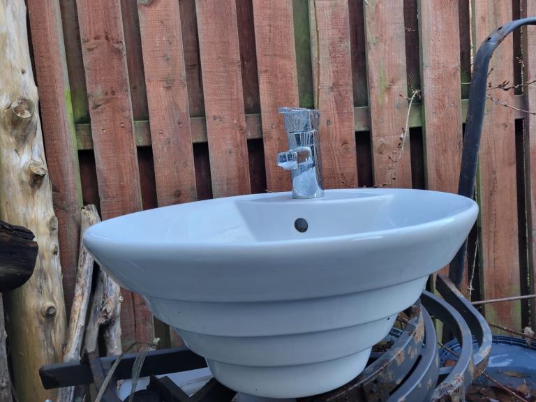 Bathroom sink and mixer tap FRREEE NEED GONE TODAY