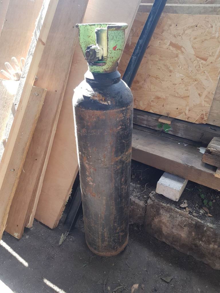 Oxygen cylinder 