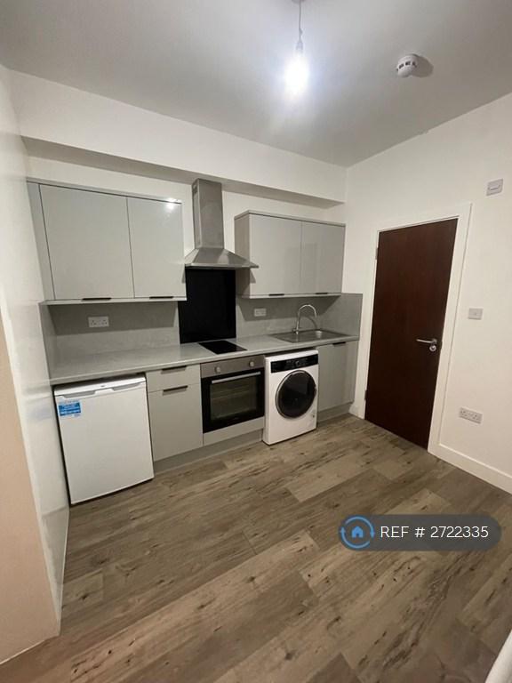 Studio flat in Grenoble Gardens, London, N13 (#2722335)