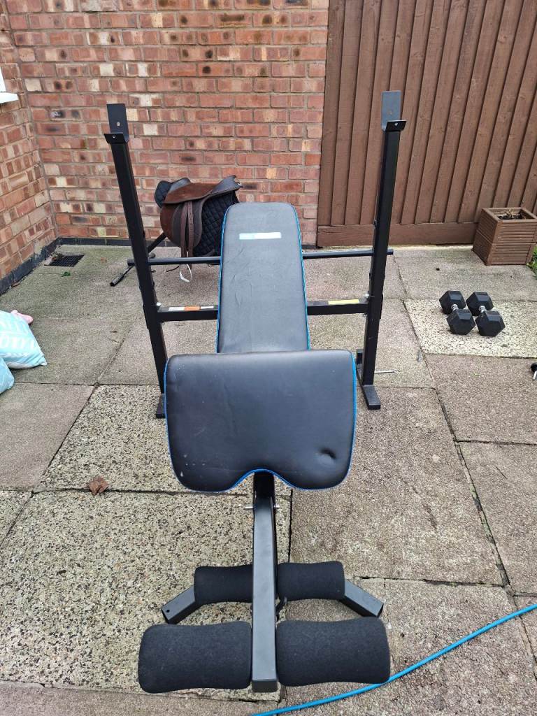 Weight lifting gym bench 