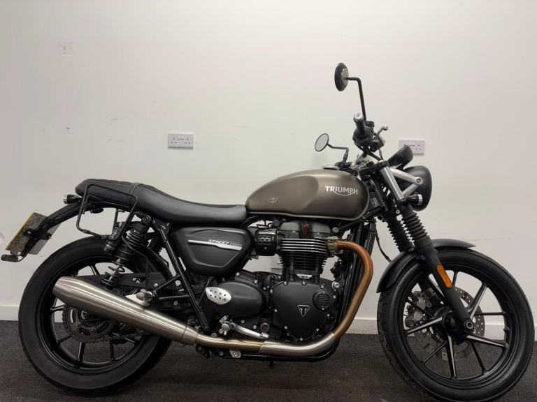 TRIUMPH BONNEVILLE STREET TWIN ** TWIN EXHAUST - 12 MONT MOT - WARRANTY **