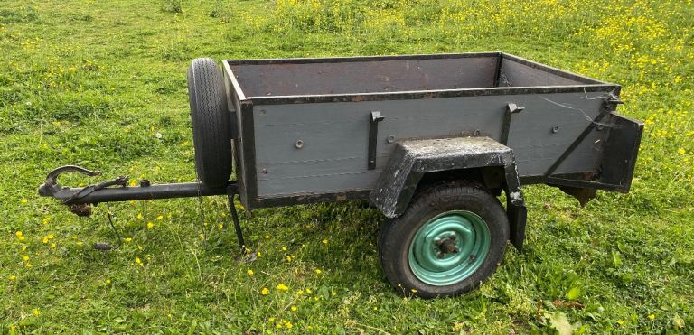 Trailer with opening tailgate