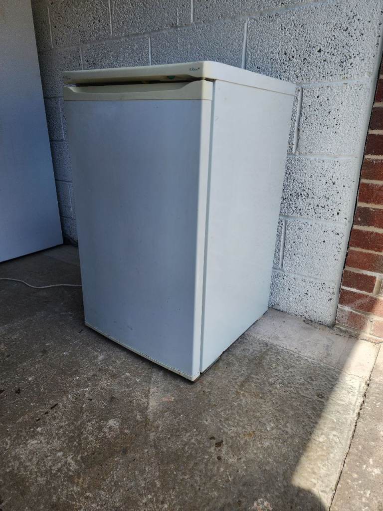 Lec undercounter Fridge