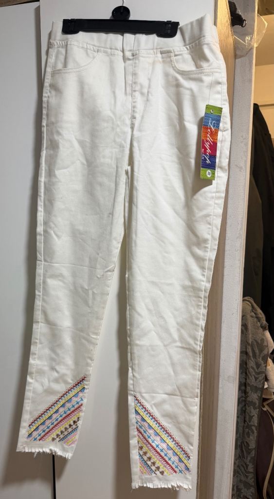 Women’s straight pants with embroidery 