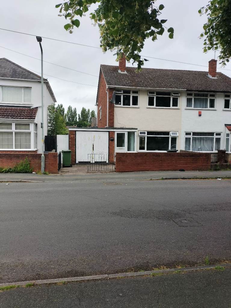 3 Bedroom Semi Detached house with two car parking in wolverhampton wv6