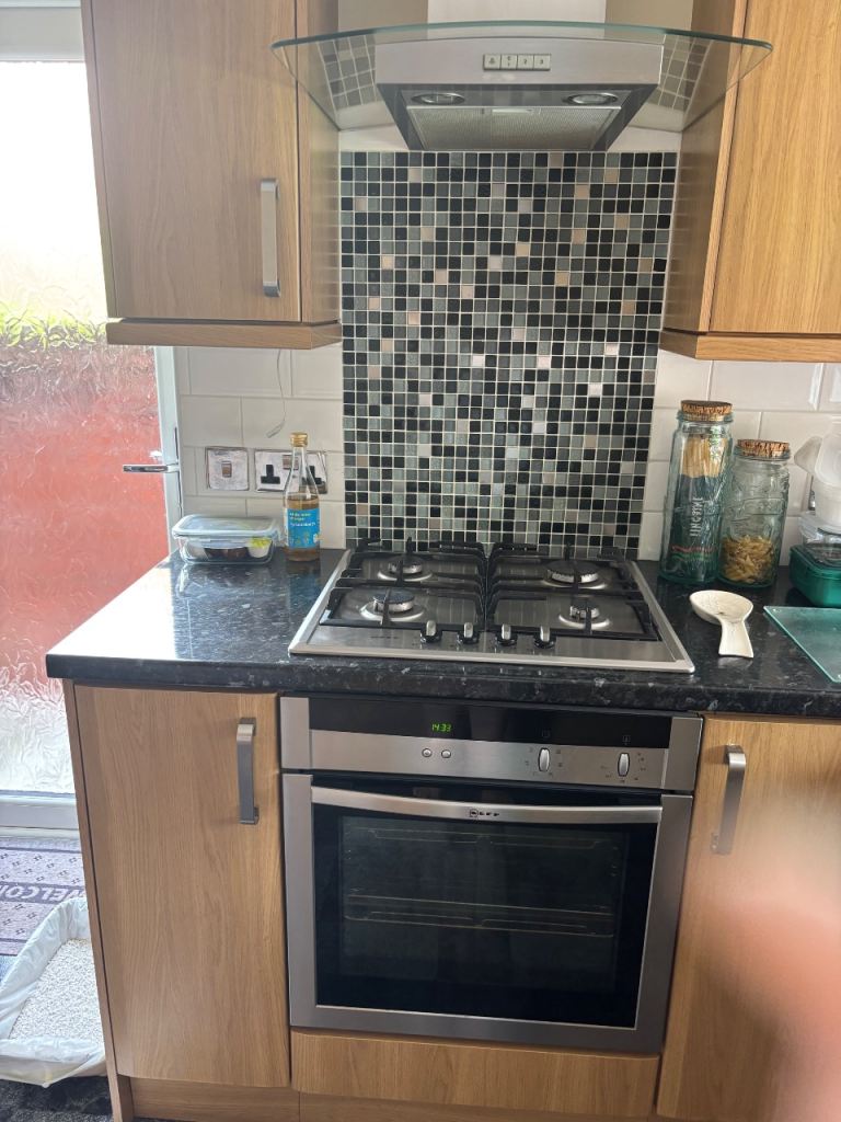 Full Kitchen Units and Worktops – Good Condition