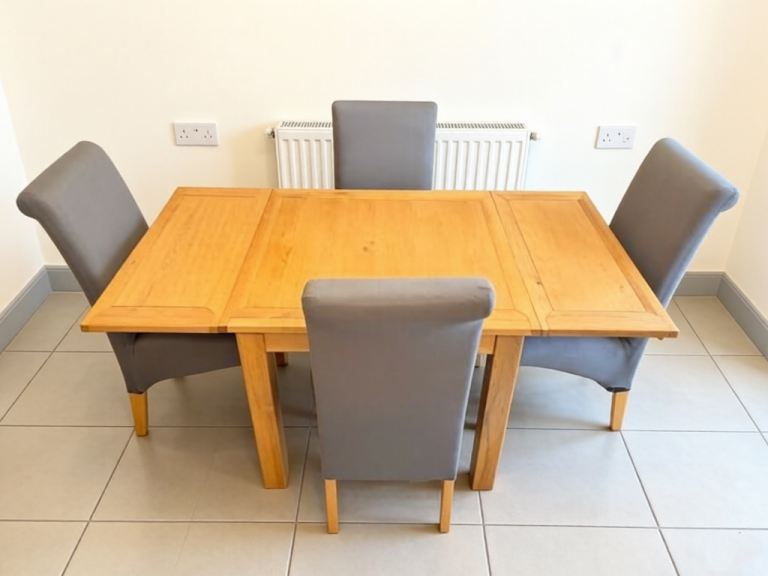 Lovely Oak Extendable Dining Table with 4 Grey Chairs – Good Condition