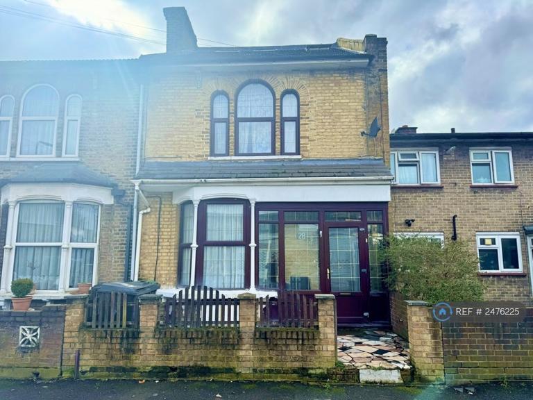 3 bedroom flat in Russell Road, London, E10 (3 bed) (#2476225)