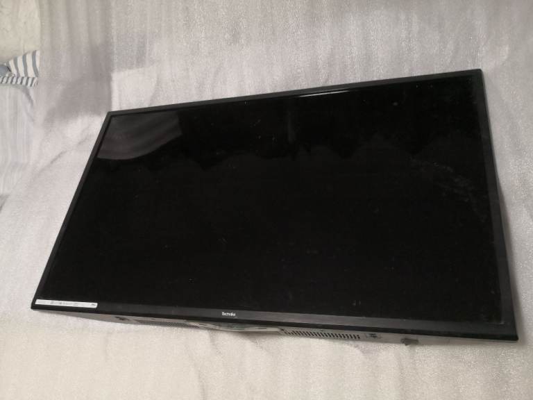 NOT WORKING-FOR PARTS 32" LED TV TECHNIKA 32F22B-FHD/DVD 