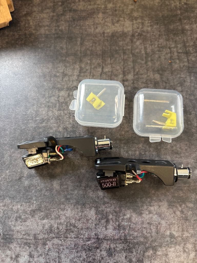 2 Stanton 500 stylus plus 2 needles 