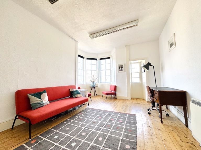 Bright and spacious studio/office for psychotherapy, coaching, etc..