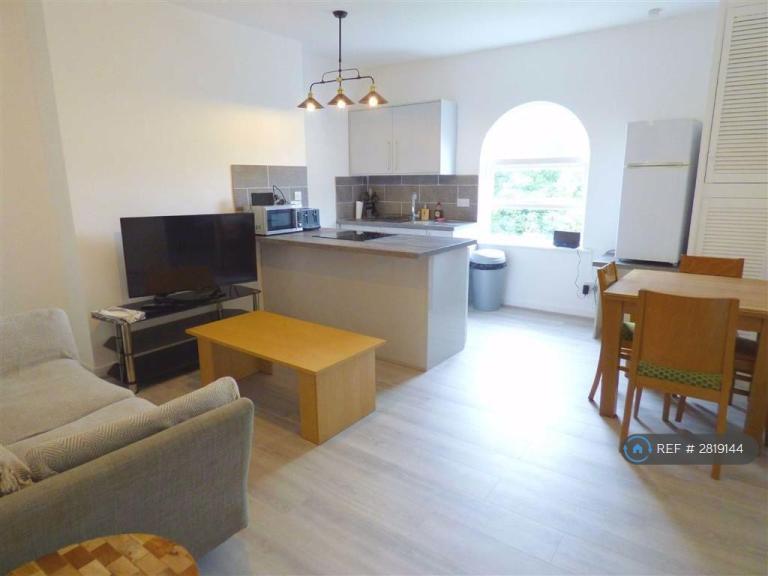 2 bedroom flat in Denison Court, Manchester, M14 (2 bed) (#2819144)