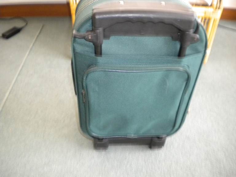 2 WHEELED COMPACT  TRAVEL CASE. BARGAIN £7