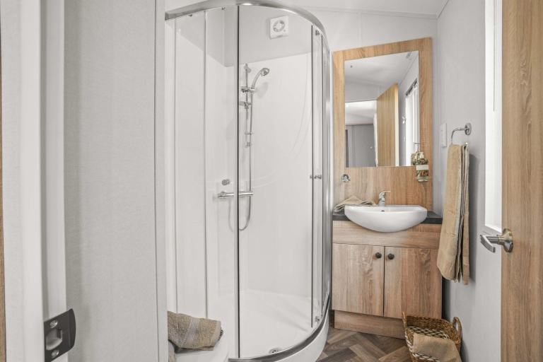 LUXURY LODGE FOR SALE AT BROADLAND SANDS - 11.5 MONTH OWNER SEASON!