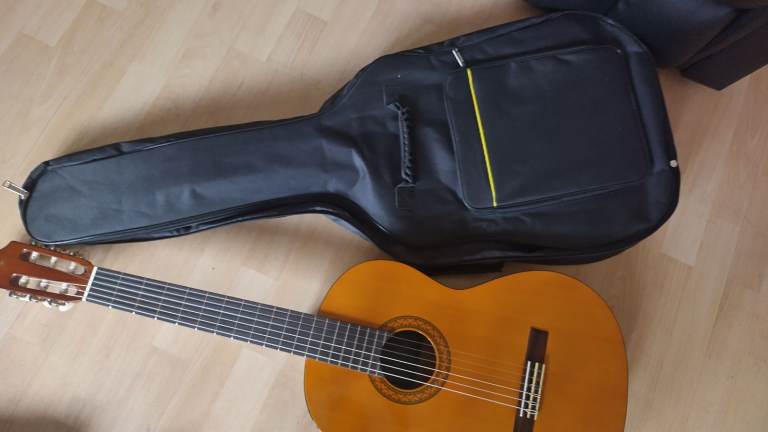 Acoustic Guitar with Soft Gig Bag – Excellent Condition