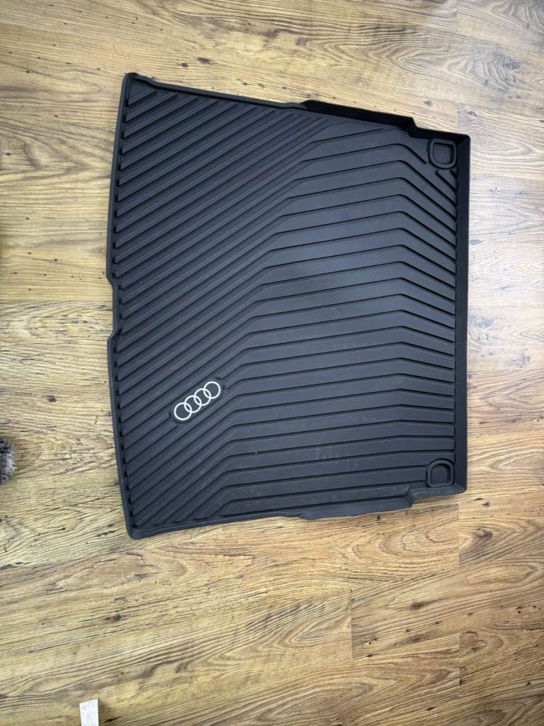 Rubber boot protector for an Audi Q5