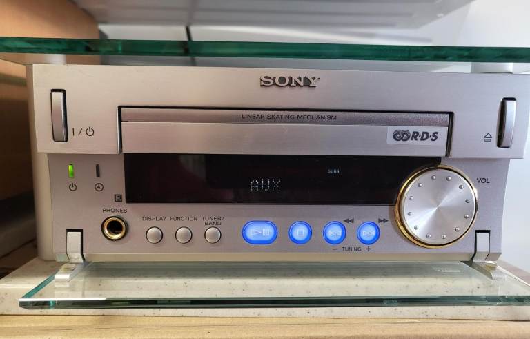 Sony HCD SD1 CD/Tuner plus amp, speakers and two remotes – Excellent Condition