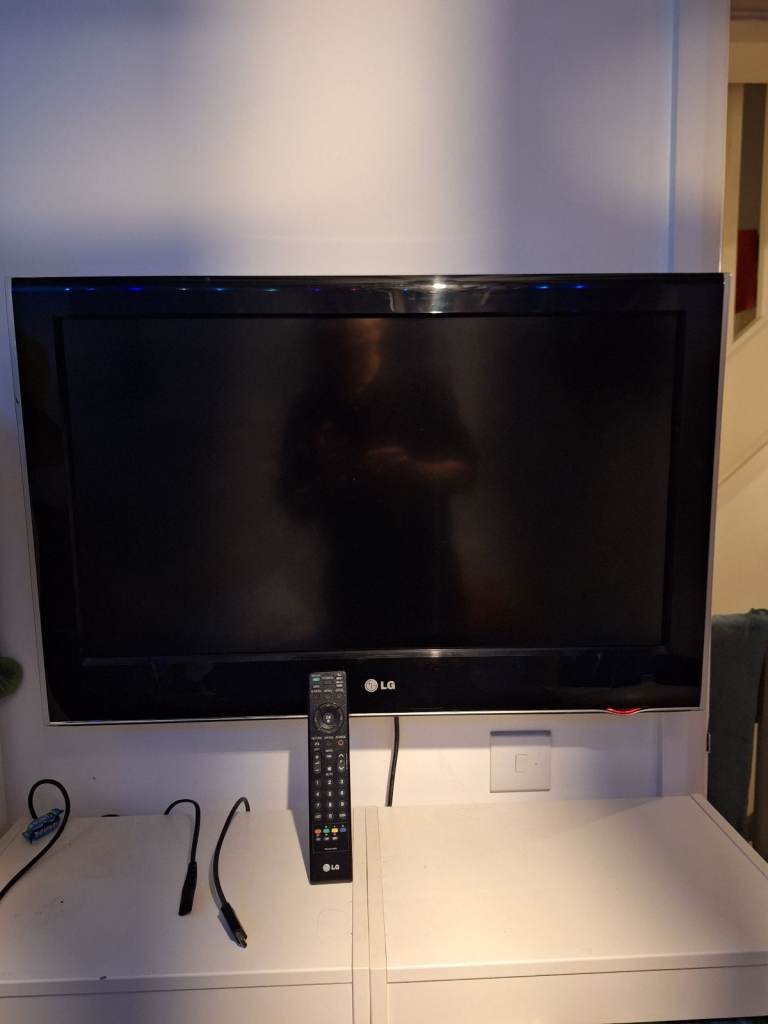 32in LG 32LH5000 HD TV LCD HDMI + Remote + wall bracket (no stand)