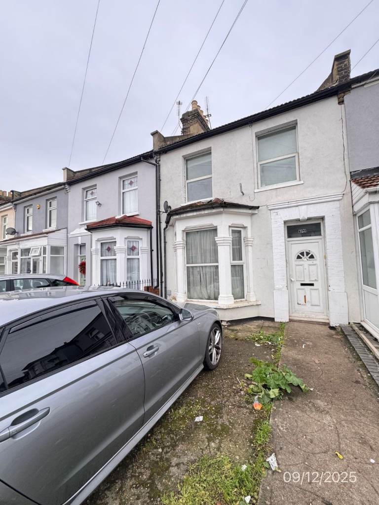 3 bedroom first floor flat - IG1 