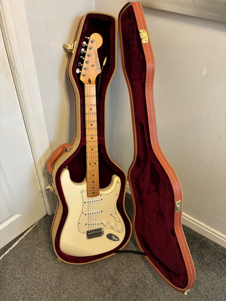 PRICEDROP!!!!    Mexican fender Stratocaster  white 