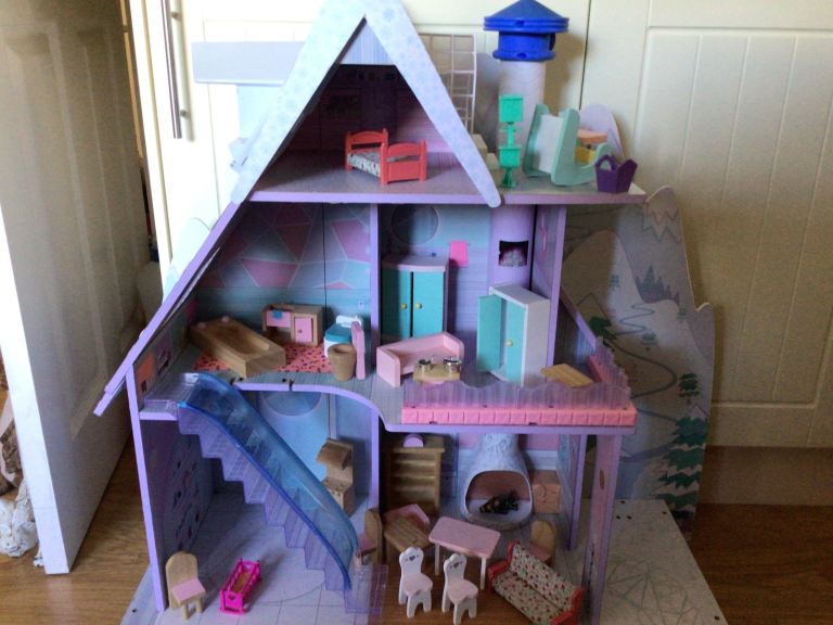 LOL Winter Surprise Dolls Chalet.