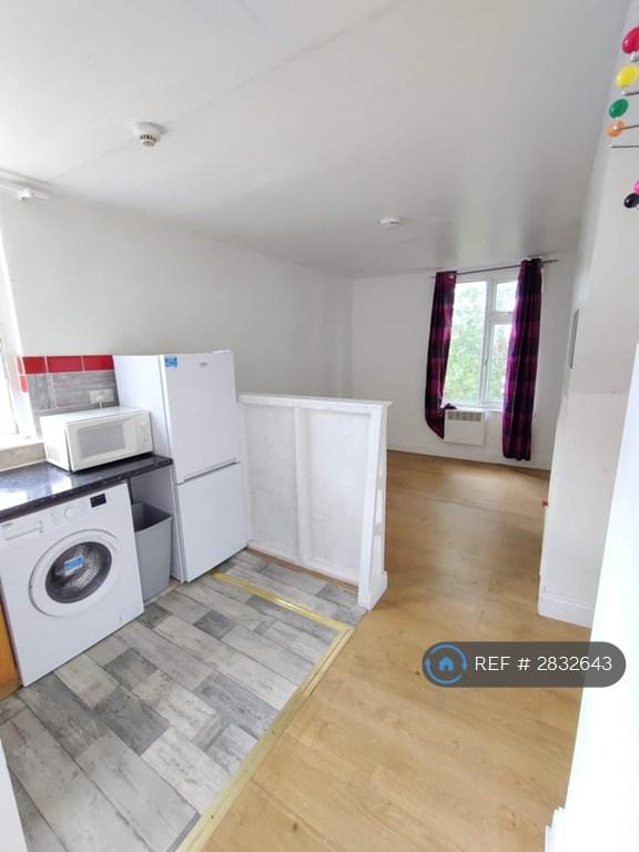 1 bedroom flat in High Street, London, W3 (1 bed) (#2832643)